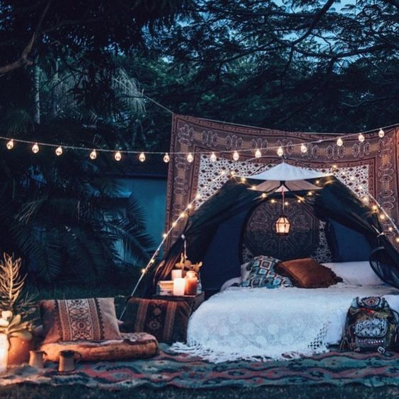 Bring the furniture outdoor to create unique and original areas for your guests to enjoy the forest atmosphere. So cozy.