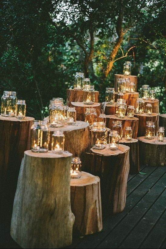 Breathtaking woodland wedding covered with mason jars with lights is worth a daydreaming time out. Photography: Claire Thompson.