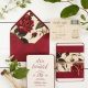 Ideas de sobres forrados para tus invitaciones de boda de invierno en rojo carmín. Soñadas!