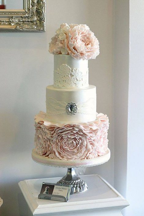 Vintage Wedding Cakes: A Touch of Unexpected Romance and Glam