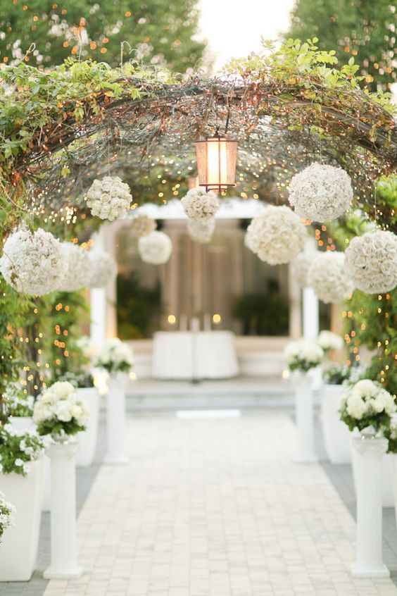 A Chic, Mostly White, Wedding Design