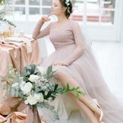 Tonos de gris en el vestido de la novia y un par de zapatos en cobre elegantes y diferentes.