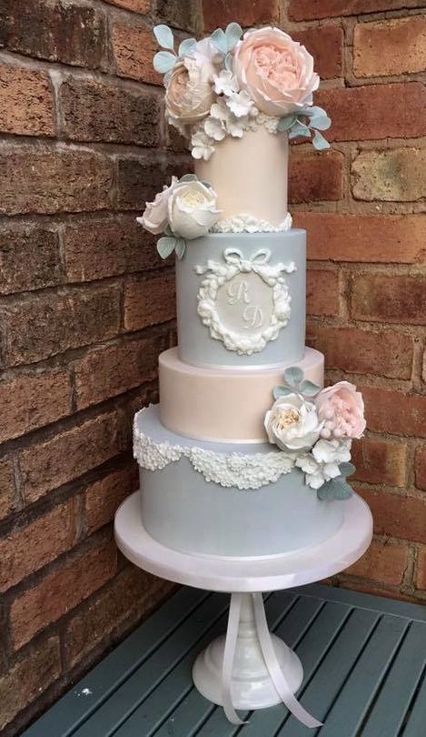 Vintage Wedding Cakes: A Touch of Unexpected Romance and Glam