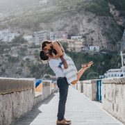 ¿Que tal una boda destino en Amalfi donde ninguna de las culturas es la local? Fotografo: Flytographer.