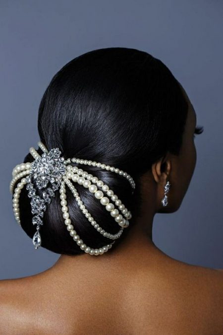 Chignon bajo decorado con joyas.