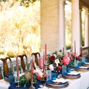 Bright pops of fuchsia color against a navy blue wedding tablescape at a Historic Texas home. Photo: Charla Storey Photography.