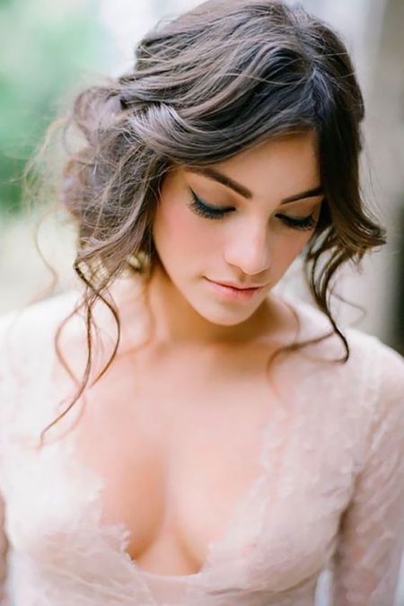 Un peinado romántico para novias con rostro triangular.