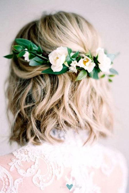 Peinado de novias de pelo corto con media corona de flores. Foto: Mallory Dawn.