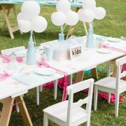 Invierte los colores y reemplaza las flores por globos. Como decorar la mesa de los niños en tu boda. Foto Elleni Toumpas.