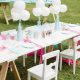 Invierte los colores y reemplaza las flores por globos. Como decorar la mesa de los niños en tu boda. Foto Elleni Toumpas.