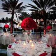 Una boda en rojo y blanco en medio de un ambiente paradisíaco impresiona y sorprende.