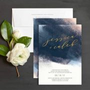 Invitación muy moderna con pinceladas en azul y toques en rosa con caligrafía en dorado siguiendo las tendencias en invitaciones de boda 2018 de Elli.