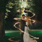 Las bengalas para bodas duran mas que las otras. Pídele a tu fotógrafo que les saque una foto como esta. Una boda llena de magia.