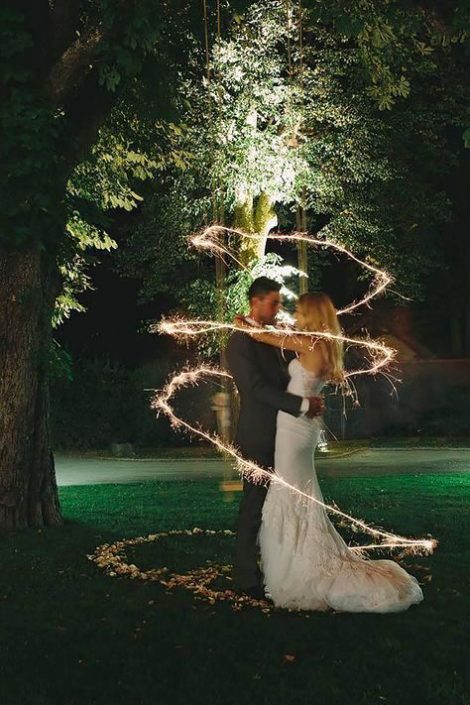 Las bengalas para bodas duran mas que las otras. Pídele a tu fotógrafo que les saque una foto como esta. Una boda llena de magia.