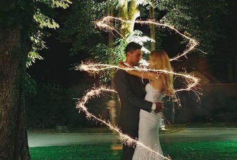 Las bengalas para bodas duran mas que las otras. Pídele a tu fotógrafo que les saque una foto como esta. Una boda llena de magia.