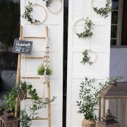 Organizing a festive evening is a task that can not be improvised. Every detail counts. Look at what a leaning ladder, mini wreaths and a refurbished door can do!