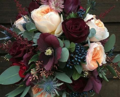 Eucalyptus, thistles and berries will give a touch of originality to the wedding bouquet.