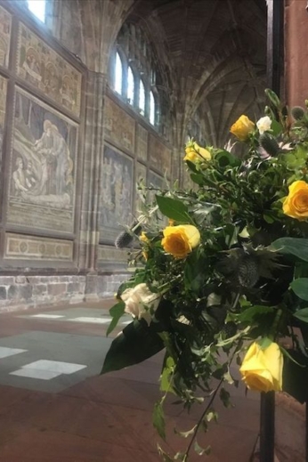 Arreglos florales para bodas en amarillo Gen Z.