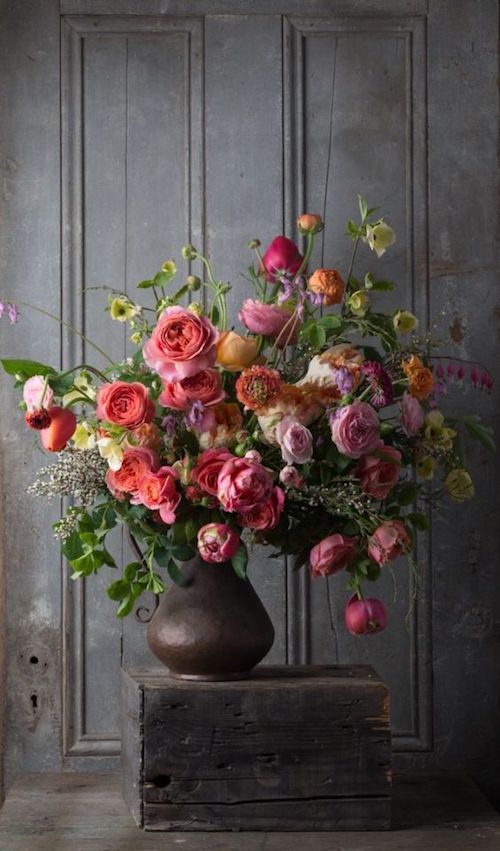 Breathtaking florals for a moody wedding aesthetic. Def trending.