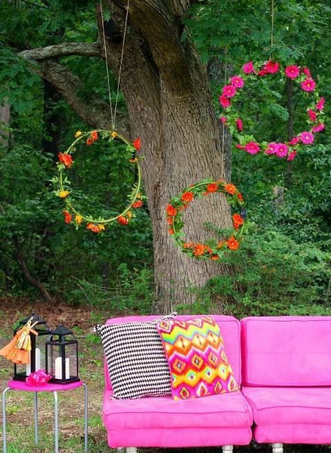 Hang a few hula hoops dressed as giant wedding wreaths for the most perfect photo booth. Tres bohemian. Get the tutorial at bodasyweddings.