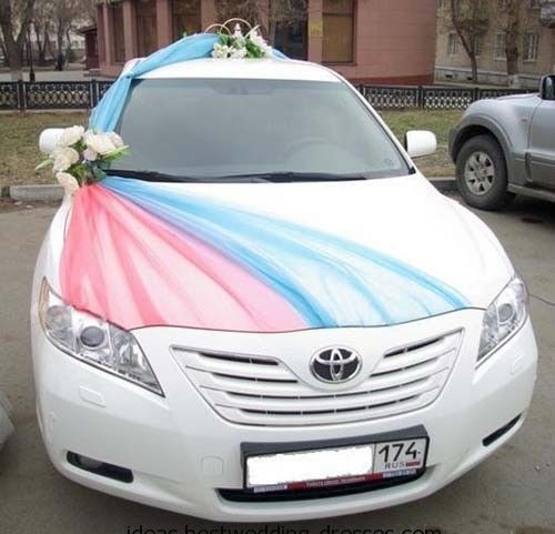 Creative and easy to make wedding car decor. Needed: tulle and flowers.