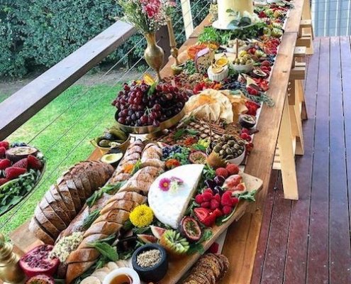 Aprovecha todo el espacio que tengas. Si el fondo de tu casa tiene un balcón, puedes usarlo para que tus invitados se sirvan estilo buffet. Queda hermoso, ¿no?