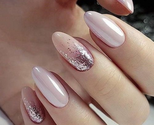 Diseño de uñas muy femenino, de suave color y el brillo lo hace más lujoso. Foto: cuded.