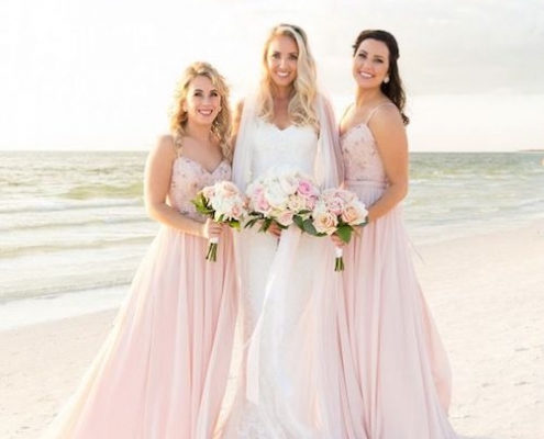 Vestidos de dama de honor en blush. Todo contribuyó a hacer de esta ceremonia una imagen perfecta, ¡hasta el atardecer colaboró!