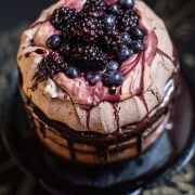 Merengue, chocolate, arándanos y grosellas. No es fácil elegir los sabores de tortas para bodas entre tanta tentación. Izzy Hudgins Photography.