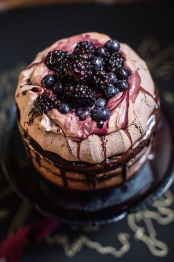 Merengue, chocolate, arándanos y grosellas. No es fácil elegir los sabores de tortas para bodas entre tanta tentación. Izzy Hudgins Photography.