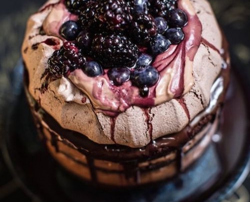 Merengue, chocolate, arándanos y grosellas. No es fácil elegir los sabores de tortas para bodas entre tanta tentación. Izzy Hudgins Photography.