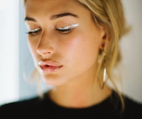 Estar a la moda es super sencillo con este delineado de ojos.