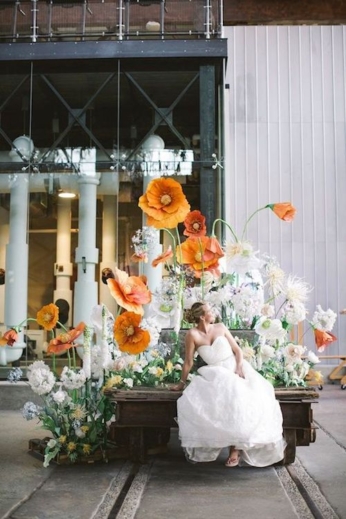 Ideas ultra creativas con flores de papel. Un jardín de flores gigantes para una boda moderna. Foto: Love Me Do Photography.