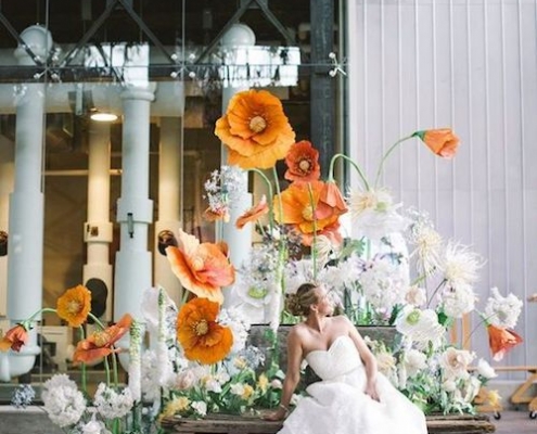 Ideas ultra creativas con flores de papel. Un jardín de flores gigantes para una boda moderna. Foto: Love Me Do Photography.