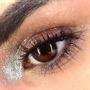 Who said brown eyes are dull? Check out this makeup for brown eyes by @eleonoragobbo with pink eyeshadow and glitters in silver.