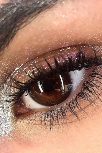 Who said brown eyes are dull? Check out this makeup for brown eyes by @eleonoragobbo with pink eyeshadow and glitters in silver.