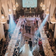 Una entrada a tu fiesta de casamiento que da envidia. No te pierdas estos consejos para sentar a tus invitados en tu celebración.