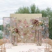 Prometimos mostrarte los backdrops para boda más originales y cumplimos. Este fondo de ceremonia puede ser reutilizado para el photo call.