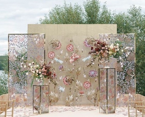 Prometimos mostrarte los backdrops para boda más originales y cumplimos. Este fondo de ceremonia puede ser reutilizado para el photo call.