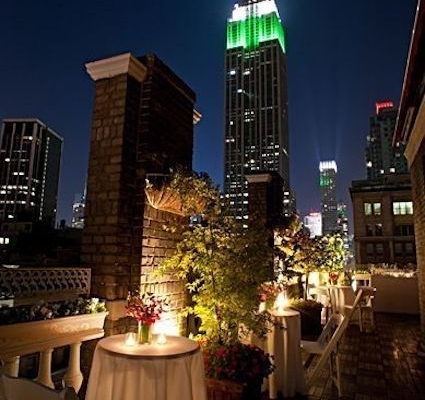 Romántica boda en una azotea citadina perfecta para las parejas osadas y ultra urbanas.