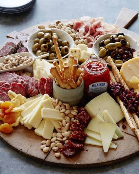 How to Setup a Charcuterie Board for your Wedding: a Foodie's Dream ...